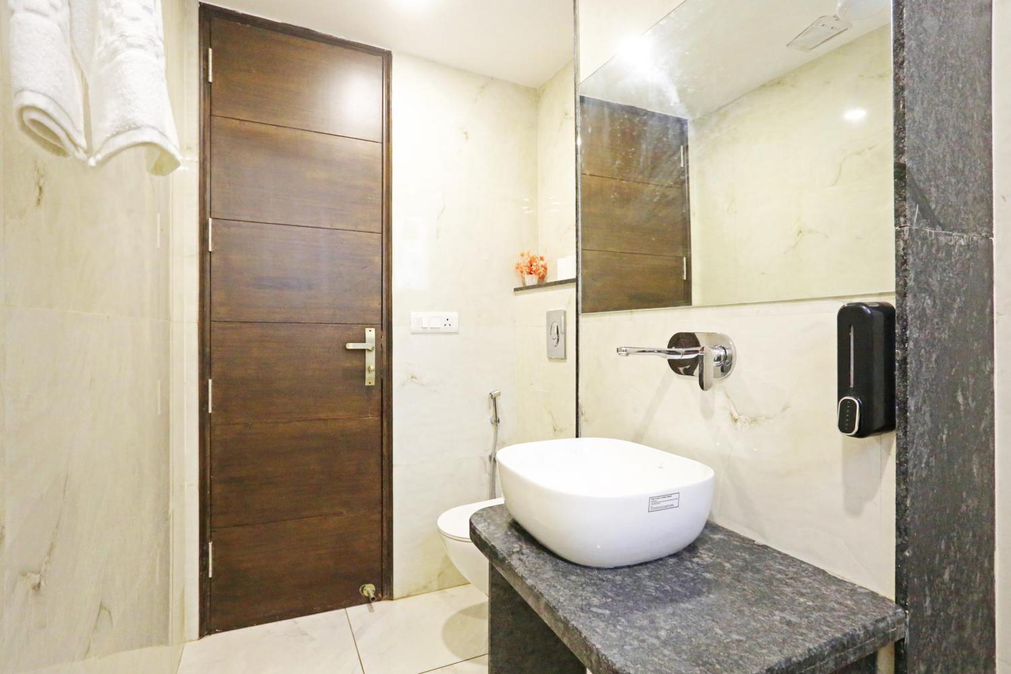 Hotel Mayfair Just A Minute Away From New Delhi Railway Station And Connaught Place Exterior foto