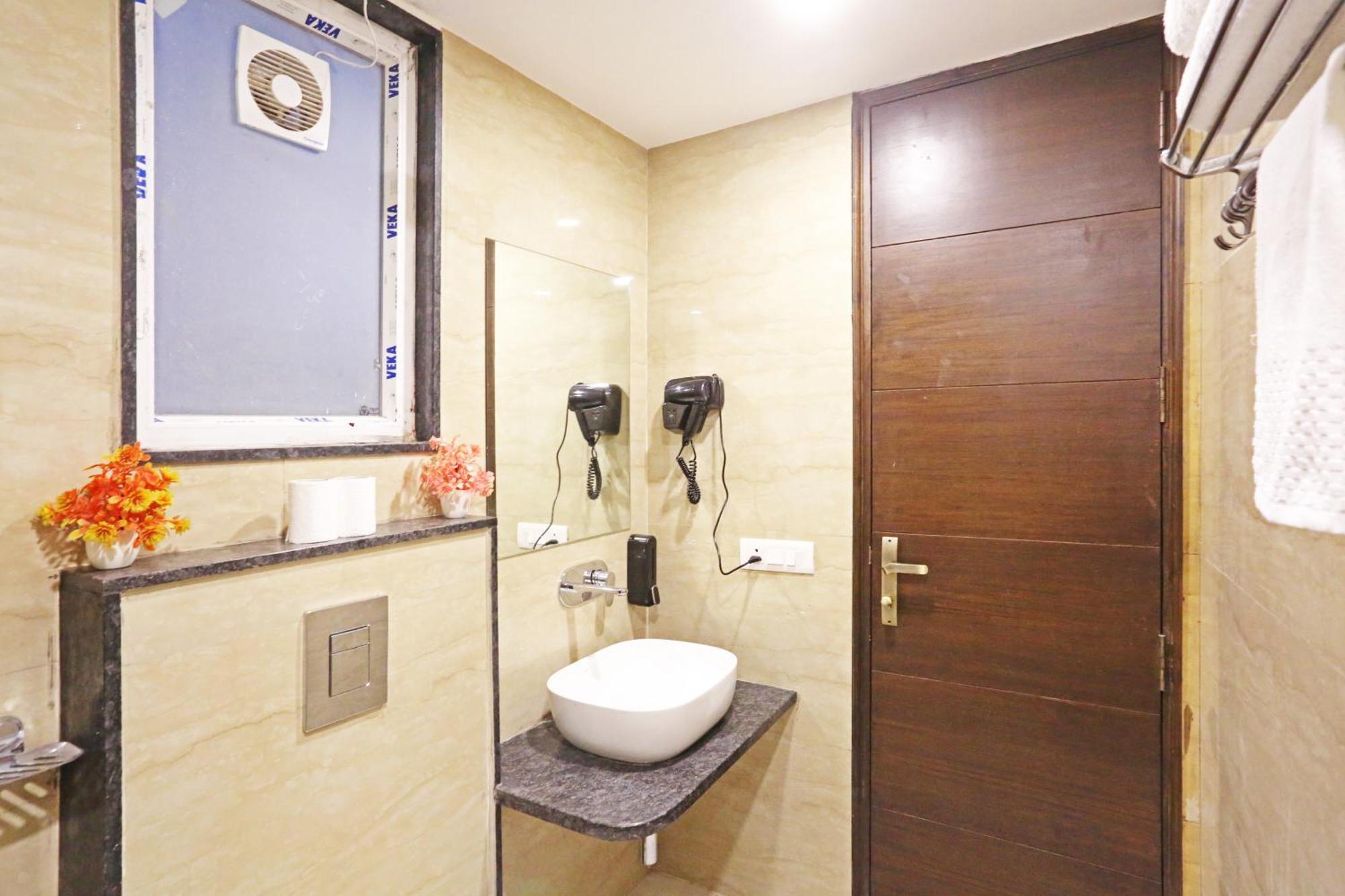 Hotel Mayfair Just A Minute Away From New Delhi Railway Station And Connaught Place Exterior foto